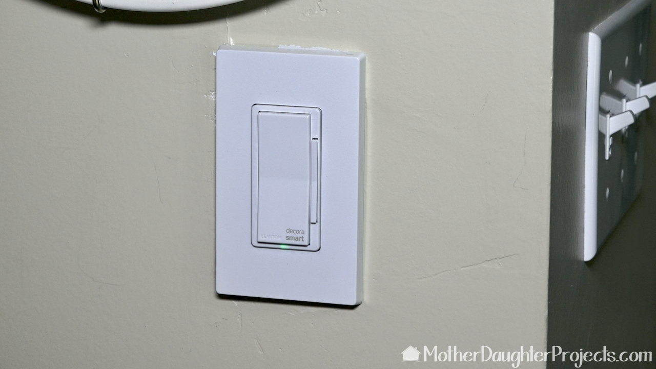 Leviton Plus 1-Gang Screwless Snap-On Decora Wall Plate in white. 