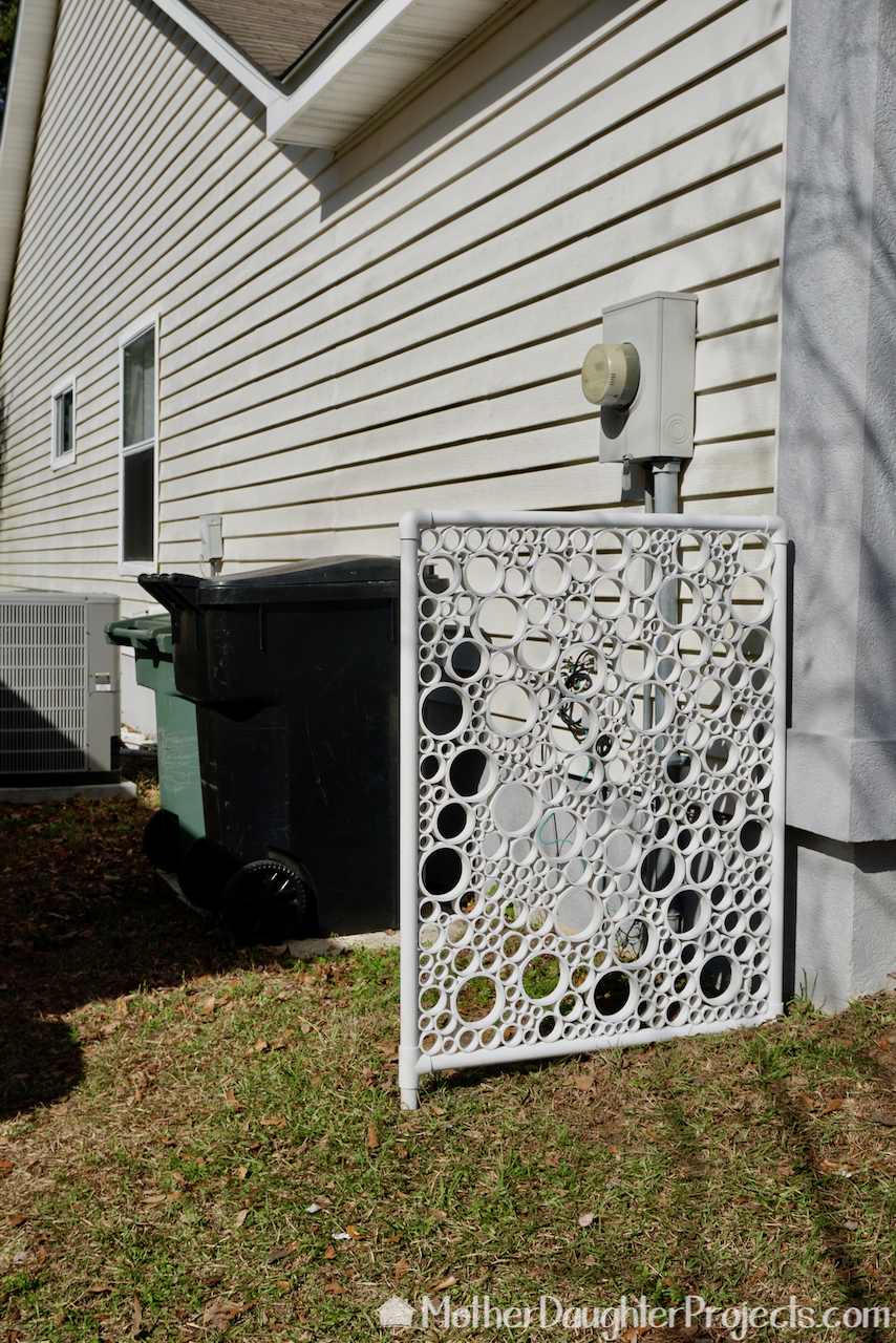 Video tutorial! Watch how to turn cut pvc pipe into an outdoor privacy screen. It's a piece of art you can hang plants on and more! #pvc #diy #outdoor #cover #lattice
